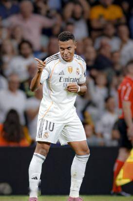 名宿全力劝阻无效！皇马核心中场挂牌出售，曼联坐等补强中场